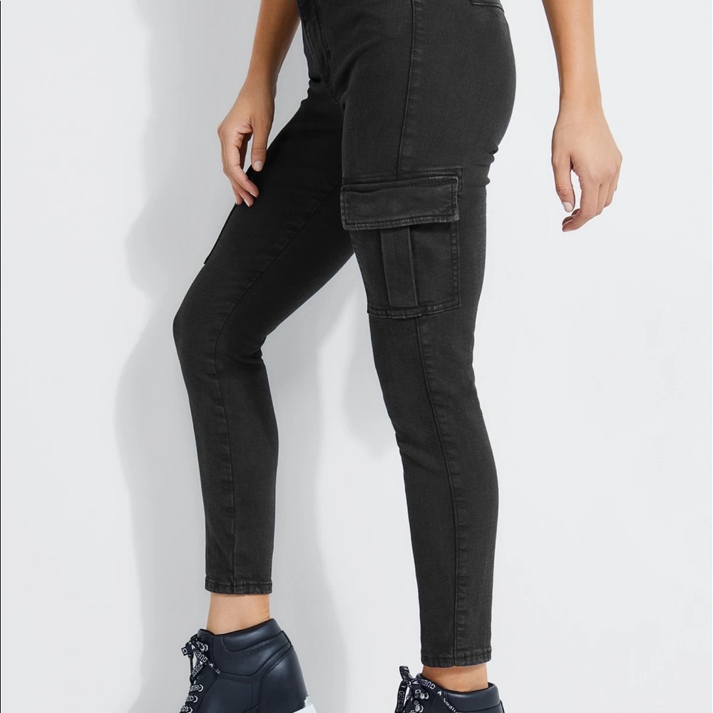 Guess 1981 cargo Pants. Mid rise
